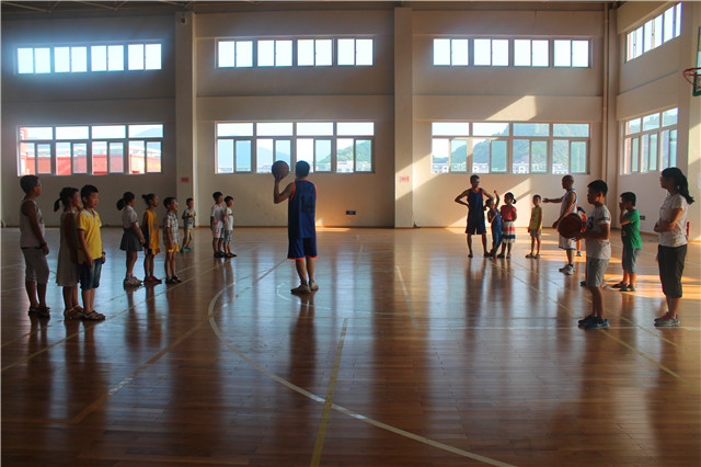 白象社区:开展暑期春泥计划青少年篮球培训