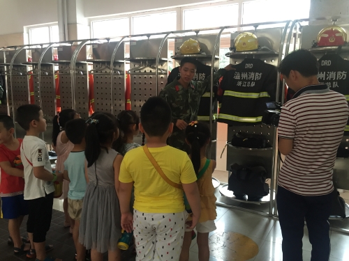 景山街道组织幼儿园参观消防队实践活动