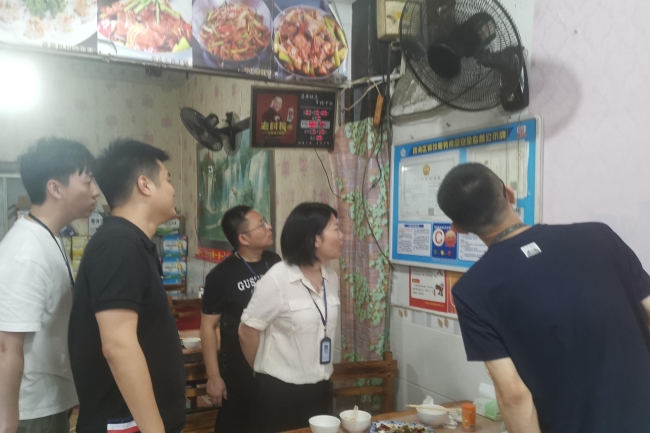 郭溪街道主要领导带队开展小餐饮店食品安全联合检查行动