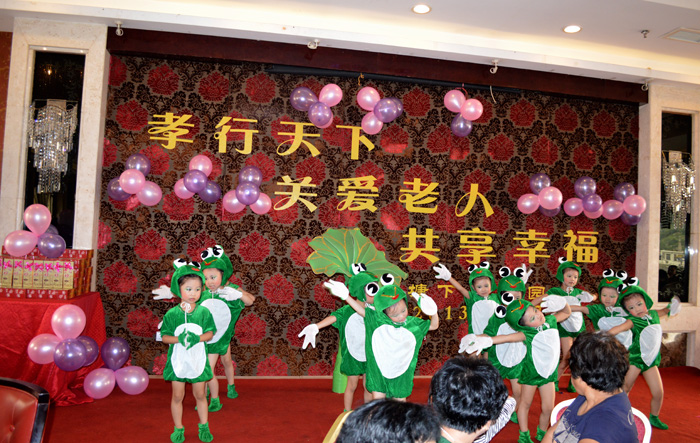 塘下社区:举办重阳节庆祝活动